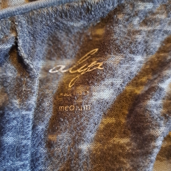 Alya graphic T-shirt criss cross neck size Medium - Picture 6 of 6